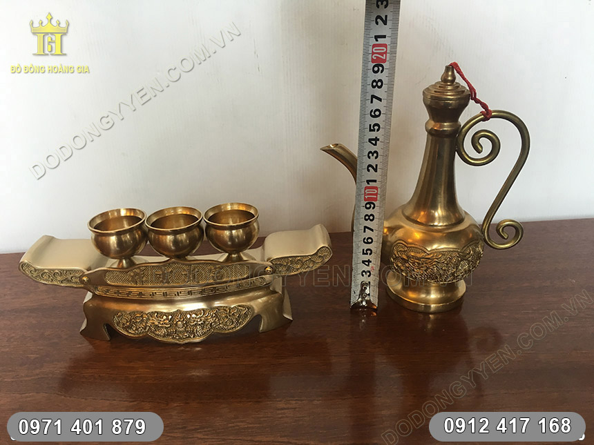 bộ ấm ch&eacute;n bằng đồng b&agrave;y b&agrave;n thờ